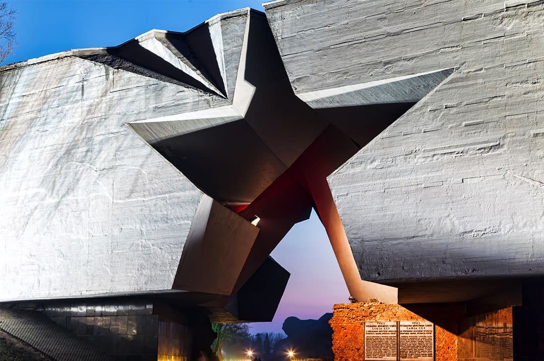 Монумент «Звезда» у Брестской крепости в сумерках